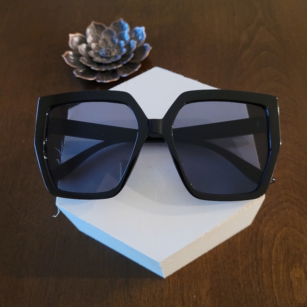 ✨️Last1❗️Black Thick Frame Sunglasses ✨️ - Picture 3 of 11